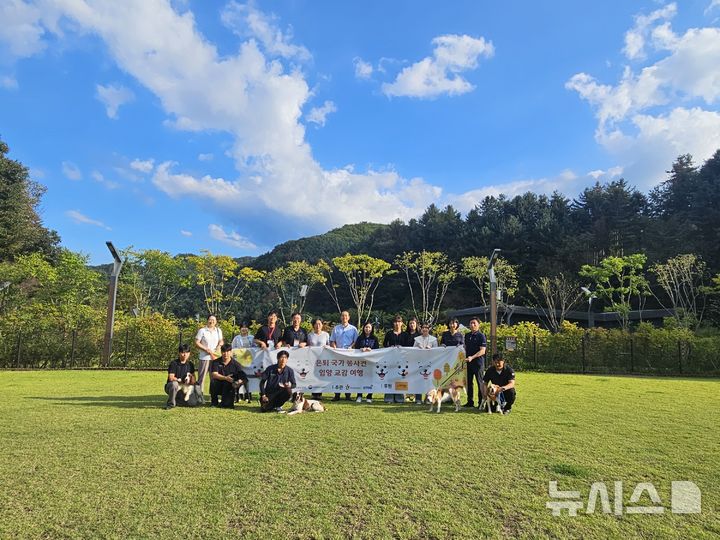 [세종=뉴시스]농림축산식품부는 은퇴한 국가 봉사동물의 가정 입양을 장려하기 위한 입양 여행를 진행했다. 이번 행사는 한국관광공사와 협업해 열렸다. 행사에선 농림축산검역본부에서 탐지견으로 활동했던 은퇴견 5마리를 대상으로 입양을 희망하는 가족을 모집했고 선정된 가족은 27일 춘천 강아지숲으로 여행을 떠나 하루를 함께 보냈다.(사진=농식품부 제공)