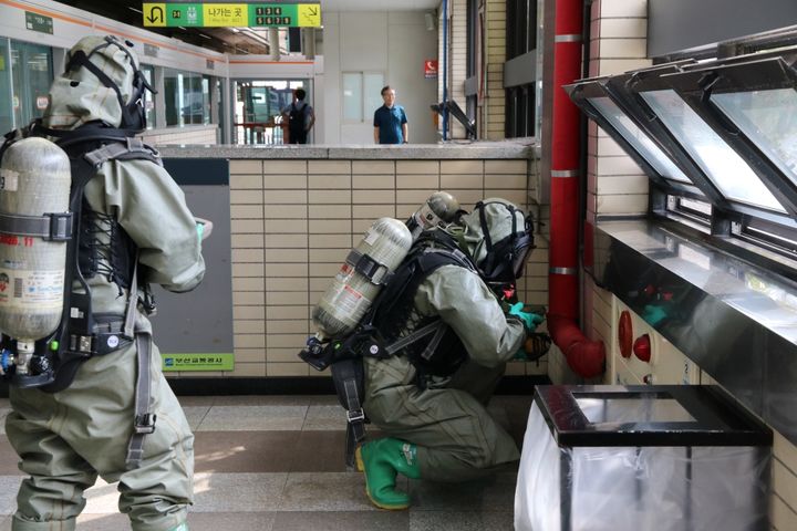 [부산=뉴시스] 부산교통공사는 27일 사하구 부산도시철도 1호선 신평역 일대에서 지진 및 도시철도 내 배터리 화재 등 복합 재난 대응 합동 훈련을 열었다. (사진=부산교통공사 제공) *재판매 및 DB 금지