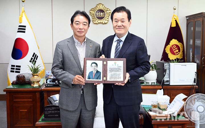 [창원=뉴시스]경남도의회 최학범(왼쪽) 의장이 27일 도의회 집무실에서 재경경남도민회 최효석 회장으로부터 취임 축하패를 전달 받고 있다.(사진=경남도의회 제공) 2024.09.27. photo@newsis.com