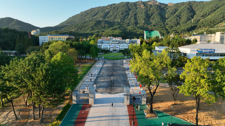 개방·공유형 공원으로 거듭나고 있는 국립창원대 정문의 보행자 전용길.(사진=국립창원대 제공) 2024.09.27. *재판매 및 DB 금지