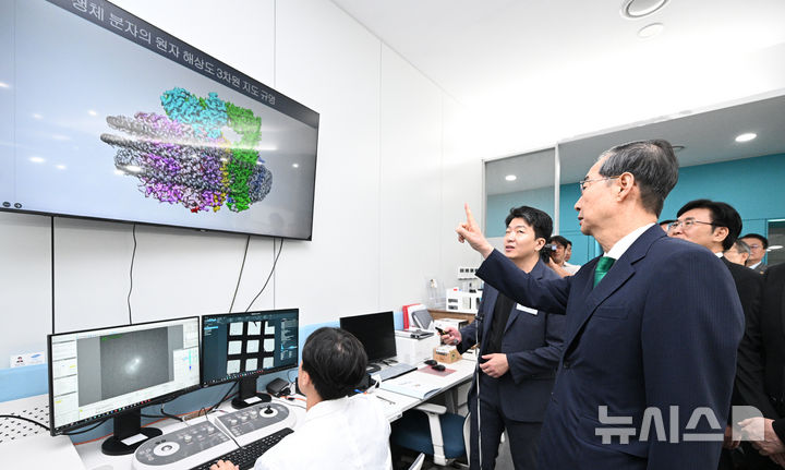 [서울=뉴시스] 홍효식 기자 = 한덕수 국무총리가 27일 오전 서울 관악구 서울대학교 유전공학연구소를 방문해 노성훈 서울대학교 교수의 설명을 듣고 있다. (공동취재) 2024.09.27. photo@newsis.com