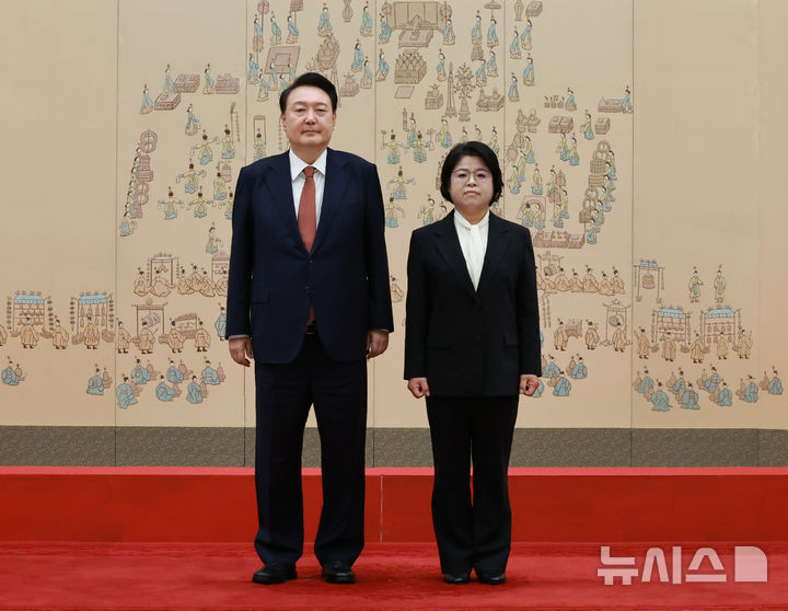 [서울=뉴시스] 최진석 기자 = 윤석열 대통령이 27일 서울 용산 대통령실 청사에서 열린 신임 헌법재판관 임명장 수여식에서 김복형 헌법재판관에게 임명장을 수여한 뒤 기념 촬영을 하고 있다. (대통령실통신사진기자단) 2024.09.27. myjs@newsis.com