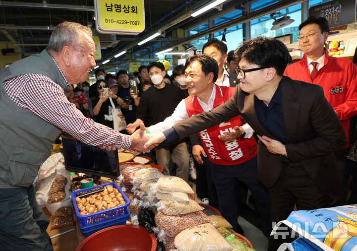 [인천=뉴시스] 전진환 기자 =  한동훈 국민의힘 대표가 27일 오전 인천 강화군 강화읍 풍물시장을 찾아 상인들에게 박용철 강화군수 보궐선거 후보의 지지를 호소하고 있다. 2024.09.27. amin2@newsis.com