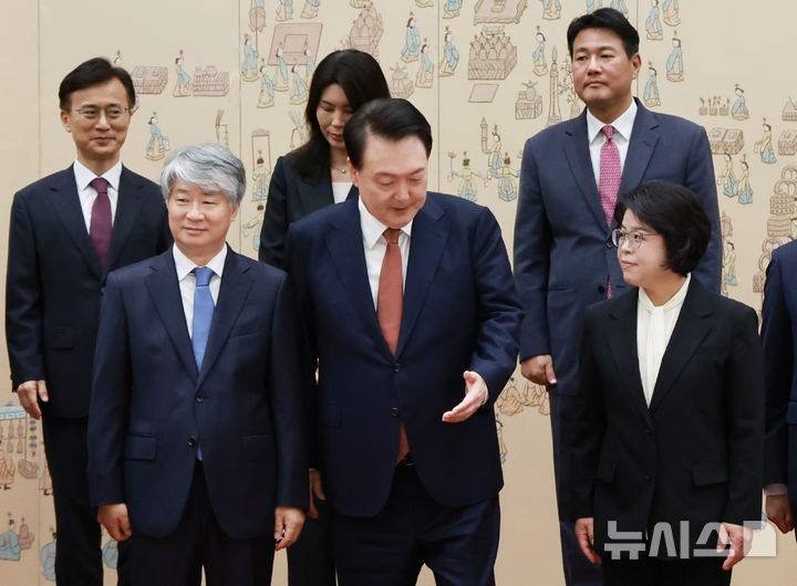 [서울=뉴시스] 최진석 기자 = 윤석열 대통령이 27일 서울 용산 대통령실 청사에서 열린 김복형 헌법재판관 임명장 수여식을 마친 뒤 이동하고 있다. (대통령실통신사진기자단) 2024.09.27. myjs@newsis.com