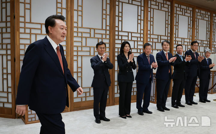 [서울=뉴시스] 최진석 기자 = 윤석열 대통령이 27일 서울 용산 대통령실 청사에서 열린 퇴임 헌법재판관 훈장 수여식에 입장하고 있다. (대통령실통신사진기자단) 2024.09.27. myjs@newsis.com