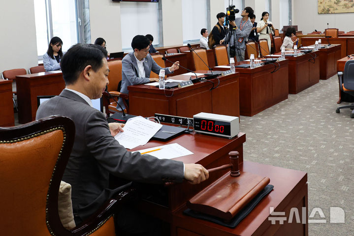 [서울=뉴시스] 권창회 기자 = 지난달 27일 오후 서울 여의도 국회에서 열린 교육위원회 전체회의에서 김영호 교육위원장이 의사봉을 두드리고 있다. 2024.09.27. kch0523@newsis.com