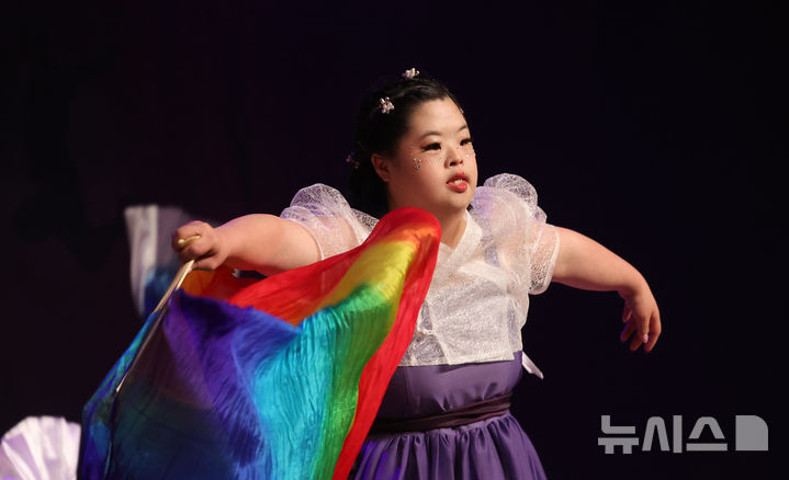 [서울=뉴시스] 김금보 기자 = 27일 오후 서울 노원구 광운대학교 동해문화예술관에서 열린 '제16회 전국발달장애인 댄스 경연대회'에서 참가자들이 공연을 하고 있다. 2024.09.27. kgb@newsis.com