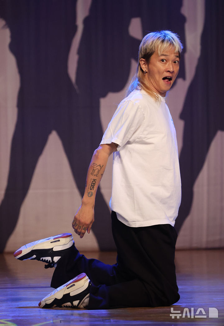 [서울=뉴시스] 김금보 기자 = 팝핀현준이 27일 오후 서울 노원구 광운대학교 동해문화예술관에서 열린 '제16회 전국발달장애인 댄스 경연대회'에서 축하공연을 하고 있다. 2024.09.27. kgb@newsis.com