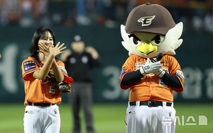 [대전=뉴시스] 고범준 기자 = 소녀시대 유리가 27일 오후 대전 중구 한화생명이글스파크에서 열린 2024 KBO리그 KIA 타이거즈와 한화 이글스의 경기에 앞서 시구를 마치고 관중석을 향해 인사를 하고 있다. 2024.09.27. bjko@newsis.com