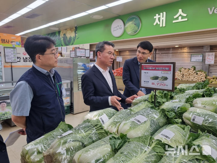 [세종=뉴시스]농협하나로마트가 배추 가격 안정을 위한 특별 할인행사를 실시한다.(사진=농협 제공)