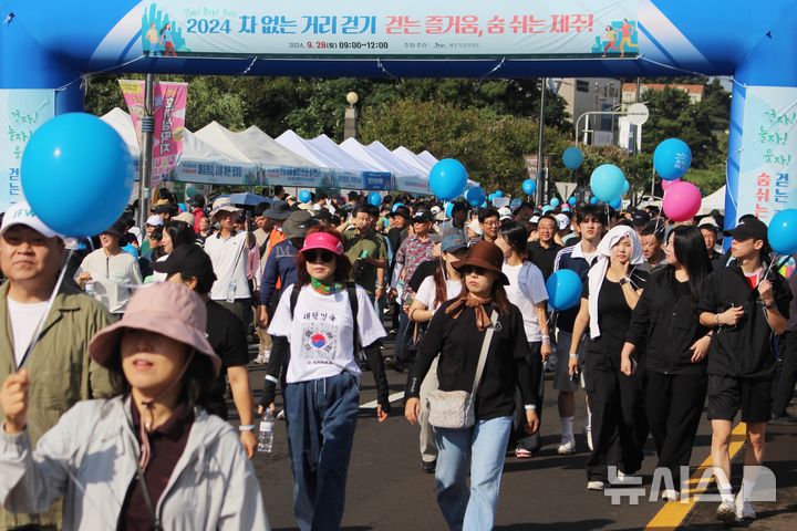 [제주=뉴시스] 지난 2024년 9월28일 오전 제주시 연북로 제주문학관에서 메가박스까지 2㎞ 구간(왕복 4㎞)에서 열린 차 없는 거리 걷기 행사인 '걷는 즐거움, 숨 쉬는 제주!' 참가자들이 걷고 있다. (사진=뉴시스 DB). photo@newsis.com