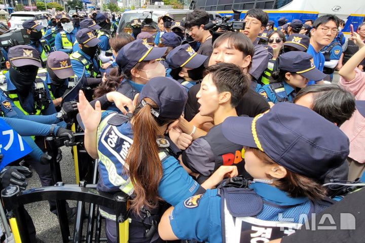 [대구=뉴시스] 이상제 기자 = 28일 '제16회 대구퀴어문화축제'의 본격적인 축제 시작에 앞서 주최 측과 경찰이 몸싸움을 벌이며 대치하고 있다. 2024.09.28. king@newsis.com