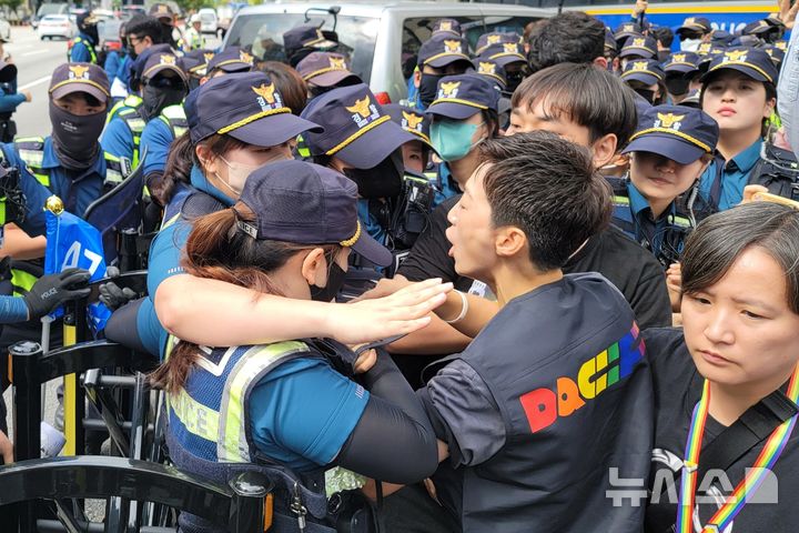 [대구=뉴시스] 이상제 기자 = 28일 '제16회 대구퀴어문화축제'의 본격적인 축제 시작에 앞서 주최 측과 경찰이 무대 설치 장소 등을 두고 대치하고 있다. 2024.09.28. king@newsis.com