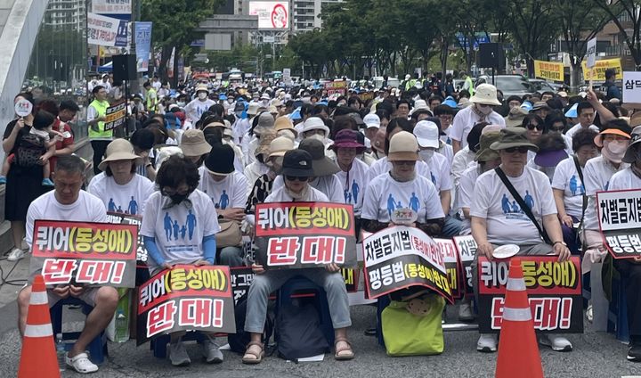 [대구=뉴시스] 정재익 기자 = 제16회 대구퀴어문화축제가 열린 28일 대구 중구 반월당역 21번 출구 일대에서 대구기독교총연합회가 '대구·경북 퀴어(동성애) 반대 국민대회'를 진행하고 있다. 2024.09.28. jjikk@newsis.com *재판매 및 DB 금지