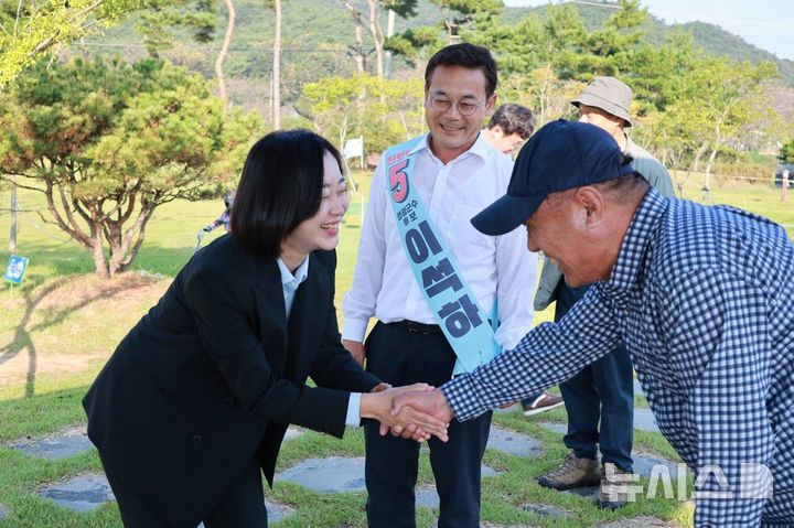 [서울=뉴시스] 김재연 진보당 상임대표가 전남 영광에서 이석하 영광군수 후보를 지원하고 있다. (사진=진보당 제공) 2024.09.28