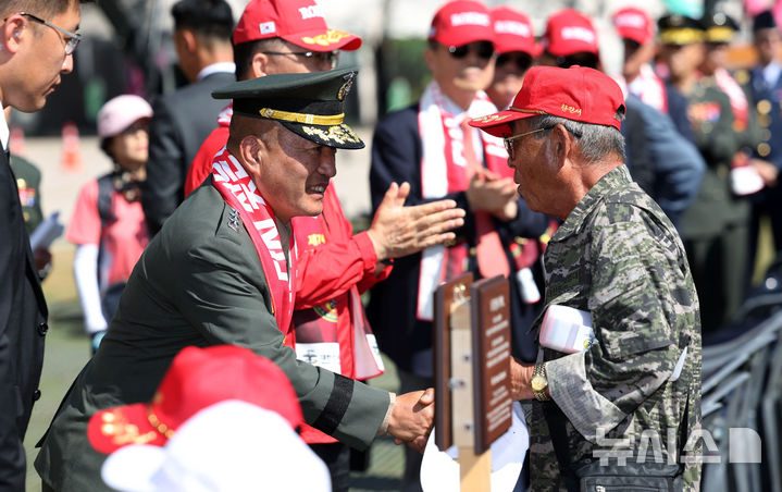 [서울=뉴시스] 홍효식 기자 = 28일 서울시청 광장에서 열린 제74주년 서울수복 기념행사에서 김계환 해병대사령관이 참석자와 인사하고 있다. 2024.09.28. yesphoto@newsis.com