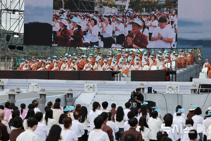 [서울=뉴시스] 김금보 기자 = 28일 서울 종로구 광화문광장에서 열린 '2024 국제선명상대회(불교도대법회)'에서 불자들이 국민오계 수계법회를 하고 있다. 2024.09.28. kgb@newsis.com