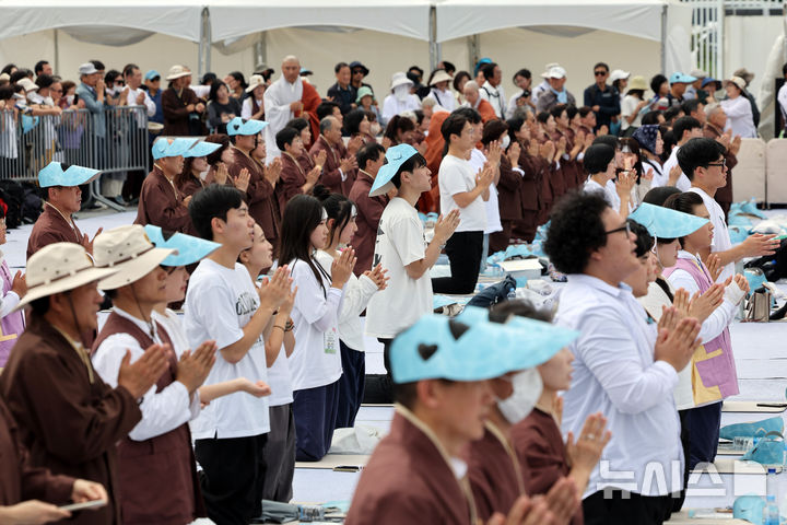 [서울=뉴시스] 김금보 기자 = 28일 서울 종로구 광화문광장에서 열린 '2024 국제선명상대회(불교도대법회)'에서 불자들이 국민오계 수계법회를 하고 있다. 2024.09.28. kgb@newsis.com