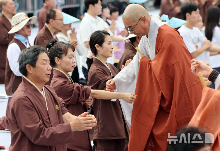 [서울=뉴시스] 김금보 기자 = 28일 서울 종로구 광화문광장에서 열린 '2024 국제선명상대회(불교도대법회)'에서 불자들이 국민오계 수계법회를 하고 있다. 2024.09.28. kgb@newsis.com