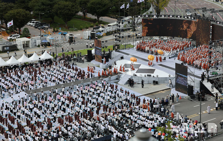 [서울=뉴시스] 김금보 기자 = 28일 서울 종로구 광화문광장에서 열린 '2024 국제선명상대회(불교도대법회)'에서 불자들이 국민오계 수계법회를 하고 있다. 2024.09.28. kgb@newsis.com