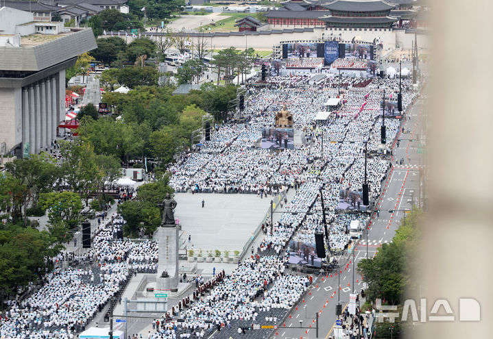 [서울=뉴시스] 홍효식 기자 = 28일 서울 종로구 광화문광장에서 열린 '2024 국제선명상대회(불교도대법회)'에서 불자들이 국민오계 수계법회를 하고 있다. 2024.09.28. yesphoto@newsis.com