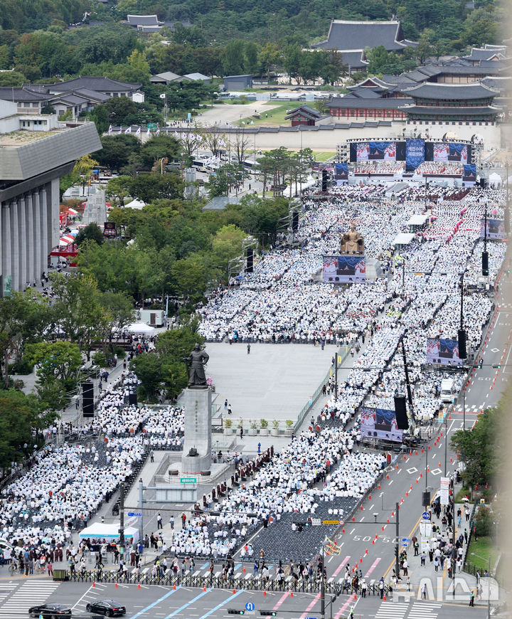 [서울=뉴시스] 홍효식 기자 = 28일 서울 종로구 광화문광장에서 열린 '2024 국제선명상대회(불교도대법회)'에서 불자들이 국민오계 수계법회를 하고 있다. 2024.09.28. yesphoto@newsis.com