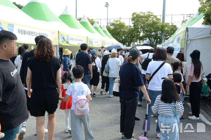 [울산=뉴시스] 배병수 기자 = 지난 28일 오후 울산 남구 장생포 고래문화특구에서 '2024 울산고래축제'가 열리고 있는 가운데 방문객들이 전시·체험 부스를 둘러보고 있다. 2024.09.28.bbs@newsis.com