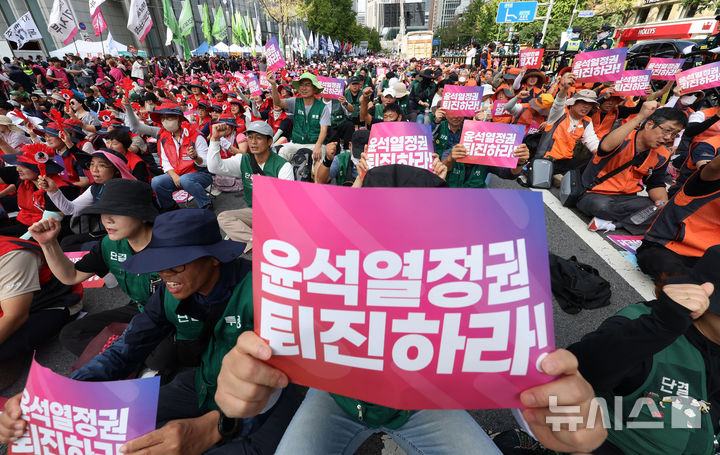 [서울=뉴시스] 홍효식 기자 = 전국민중행동 등 진보 단체 회원들이 28일 서울 중구 숭례문 앞에서 열린 윤석열 정권 퇴진 시국대회에서 피켓을 들고 구호를 외치고 있다. 2024.09.28. yesphoto@newsis.com