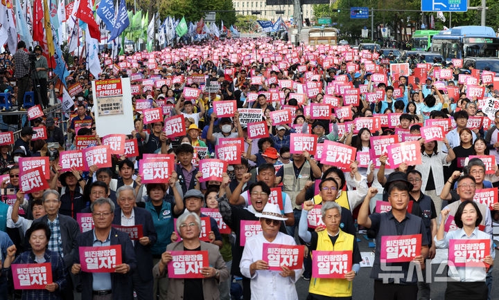 [서울=뉴시스] 홍효식 기자 = 전국민중행동 등 진보 단체 회원들이 28일 서울 중구 숭례문 앞에서 열린 윤석열 정권 퇴진 시국대회에서 피켓을 들고 구호를 외치고 있다. 2024.09.28. yesphoto@newsis.com