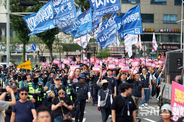 [서울=뉴시스] 김금보 기자 = 28일 오후 서울 중구 세종대로 숭례문인근에서 전국민주노동조합총연맹, 윤석열정권퇴진운동본부(준), 전국민중행동, 자주통일평화연대, 전국비상시국회의 주최로 열린 '정권 퇴진 시국대회' 집회에서 참가자들이 용산구 대통령실 방향으로 행진을 하고 있다. 2024.09.28. kgb@newsis.com