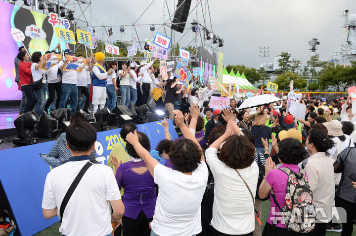 [울산=뉴시스] 배병수 기자 = 지난 28일 오후 울산 남구 장생포 고래문화특구에서 '2024 울산고래축제' 우리동네 명물내기 공연이 펼쳐지고 있다. 2024.09.28. bbs@newsis.com