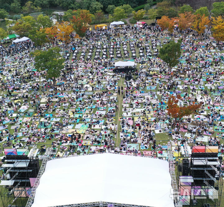 [수원=뉴시스] 김종택 기자 = '2024 수원재즈페스티벌'이 열린 28일 오후 경기도 수원시 광교호수공원 재미난 밭에서 잔디광장을 가득 메운 시민들이 선선한 가을 공기를 맞으면서 흥겨운 재즈 선율을 즐기고 있다. 2024.09.28. jtk@newsis.com