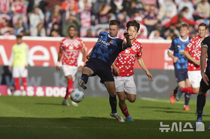 [마인츠=AP/뉴시스] 독일 프로축구 분데스리가 마인츠의 이재성(가운데 오른쪽). 2024. 9. 28.