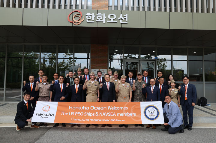 [서울=뉴시스] 미국 해군 함정사업을 주관하는 장성단이 27일 경기도 시흥에 위치한 한화오션 시흥R&amp;D캠퍼스를 방문, 세계 최고 수준의 R&amp;D 시설을 직접 눈으로 확인했다. (사진=한화오션) 2024.9.29 photo@newsis.com *재판매 및 DB 금지