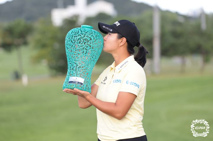 [서울=뉴시스] 마다솜이 29일 인천 청라에 위치한 베어즈베스트 청라CC에서 열린 '하나금융그룹 챔피언십' FR에서 우승을 달성하고 트로피에 입을 맞추고 있다. (사진=KLPGT제공) 2024.09.29. *재판매 및 DB 금지