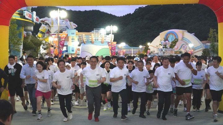 [창원=뉴시스] 강경국 기자 = 경남 창원시가 청년의 날을 맞아 개최한 '위 듀스: 2024 창원 청년주간 행사' 마지막 행사로 28일 저녁 열린 제3회 유스나이트런 인 로봇랜드에 참가자들이 달리기를 하고 있다. (사진=창원시청 제공). 2024.09.29. photo@newsis.com *재판매 및 DB 금지