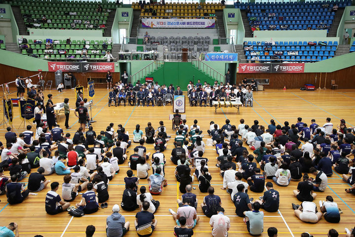[창원=뉴시스] 강경국 기자 = 홍남표 경남 창원시장이 28일 마산체육관에서 열린 경남신문사배 배드민턴대회 개회식에서 인사말을 하고 있다. (사진=창원시청 제공). 2024.09.29. photo@newsis.com *재판매 및 DB 금지