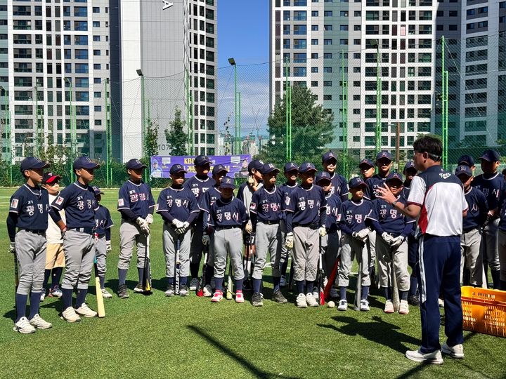 KBO 레전드와 광명시 리틀 주니어의 만남. (사진=KBO 제공) *재판매 및 DB 금지