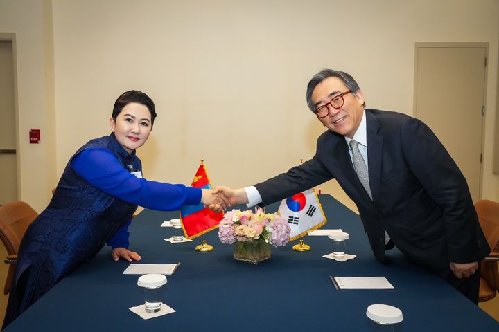 [서울=뉴시스] 조태열 외교부장관은 27일(현지시각) 유엔총회 고위급 회기 참석 계기에 바트 뭉흐 바트체첵 몽골 외교장관과 회담을 가졌다. (사진=외교부 제공) 2024.09.29. photo@newsis.com *재판매 및 DB 금지