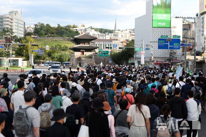 [서울=뉴시스] 김선웅 기자 = 29일 서울 중구 동대문디자인플라자 앞 도로에서 열린 2024 서울 걷자 페스티벌에 참가한 시민들이 도착지 광화문광장을 향해 걷고 있다. 서울시 주최 2024 서울 걷자 페스티벌은 DDP~창덕궁~광화문광장 6km 구간을 5천명의 시민들이 함께 걷는 국내 최대 걷기 축제로 '걷기 좋은 도시 서울'의 매력을 만끽할 수 있는 동행 축제다. 2024.09.29. mangusta@newsis.com