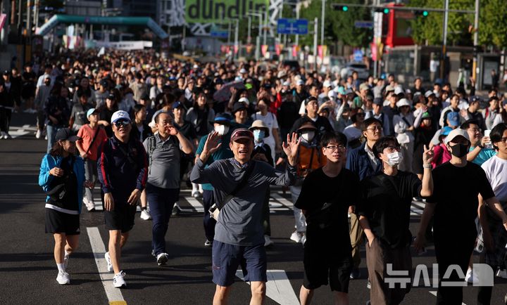 [서울=뉴시스] 김선웅 기자 = 29일 서울 중구 동대문디자인플라자 앞 도로에서 열린 2024 서울 걷자 페스티벌에 참가한 시민들이 도착지 광화문광장을 향해 걷고 있다. 서울시 주최 2024 서울 걷자 페스티벌은 DDP~창덕궁~광화문광장 6km 구간을 5천명의 시민들이 함께 걷는 국내 최대 걷기 축제로 '걷기 좋은 도시 서울'의 매력을 만끽할 수 있는 동행 축제다. 2024.09.29. mangusta@newsis.com