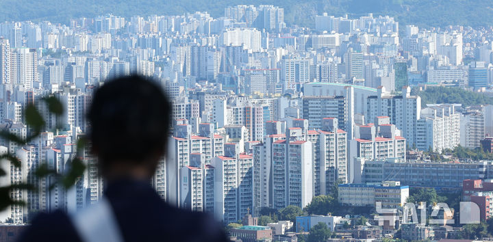 [서울=뉴시스] 김금보 기자 = 사진은 지난 29일 서울 중구 남산에서 바라본 아파트 단지. 2024.09.29. kgb@newsis.com