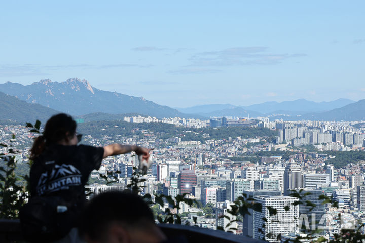 [서울=뉴시스] 김금보 기자 = 한국부동산원이 9월 넷째 주(23일 기준) 주간 아파트 가격 동향을 조사한 결과, 전국 아파트 매매가격은 0.04% 상승해 지난주(0.05%) 대비 상승 폭이 축소됐다. 다만 아파트 매매가격 상승세 자체는 27주째 이어졌다. 사진은 서울 중구 남산에서 바라본 아파트 단지. 2024.09.29. kgb@newsis.com