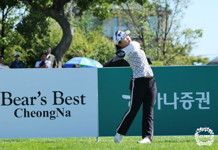 [서울=뉴시스] 조성봉 기자 = 김수지가 29일 인천 청라에 위치한 베어즈베스트 청라CC에서 열린 '하나금융그룹 챔피언십' FR 4번홀에서 티샷을 하고 있다. (사진=KLPGT제공) 2024.09.29. photo@newsis.com *재판매 및 DB 금지