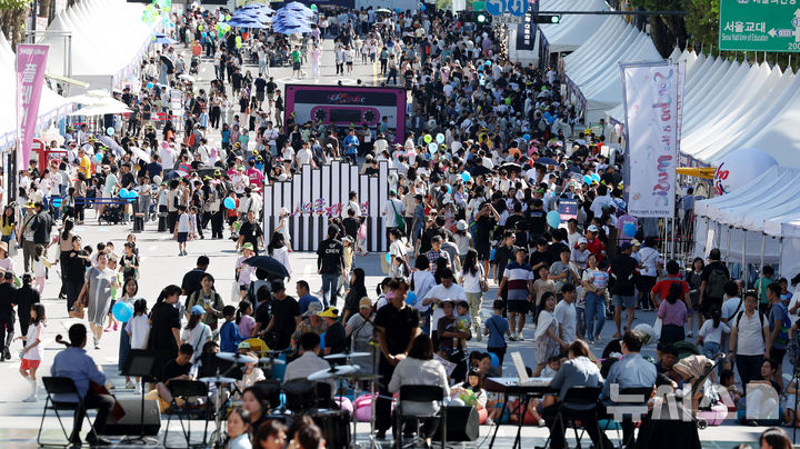 [서울=뉴시스] 추상철 기자 = 29일 오후 서울 서초구 반포대로 일대에서 열린 '2024 서리풀 페스티벌' 체험 부스가 많은 시민들로 붐비고 있다. 2024.09.29. scchoo@newsis.com