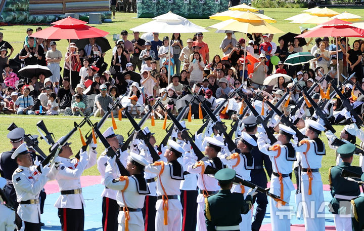 [서울=뉴시스] 김금보 기자 = 건군 76주년 국군의 날을 이틀앞둔 29일 서울 용산구 용산어린이정원에서 열린 '군 문화 페스타'를 찾은 시민들이 의장대 시범을 관람하고 있다. 2024.09.29. kgb@newsis.com