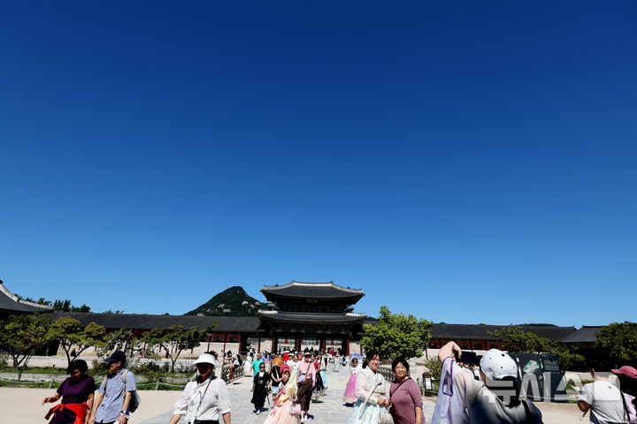 [서울=뉴시스] 김명원 기자 =  관광객들이 29일 오전 서울 종로구 경복궁의 파란 하늘 벗삼아 휴일 관광을 즐기고 있다. 2024.09.29. kmx1105@newsis.com