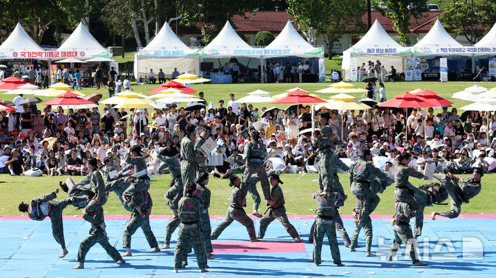 [서울=뉴시스] 김금보 기자 = 건군 76주년 국군의 날을 이틀 앞둔 29일 서울 용산구 용산어린이정원에서 열린 '군 문화 페스타'에서 태권도 시범이 펼쳐지고 있다. 2024.09.29. kgb@newsis.com