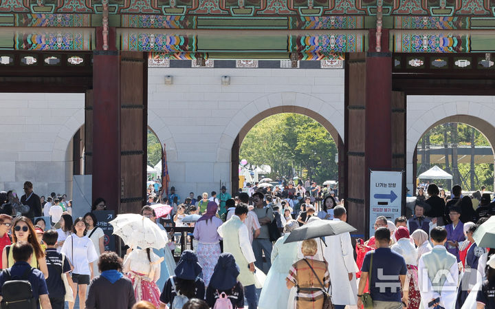 [서울=뉴시스] 김명원 기자 = 푸르른 하늘 빛의 가을날씨를 보인 29일 오전 서울 종로구 경복궁에서 관광객들이 관람을 하고 있다. 2024.09.29. kmx1105@newsis.com