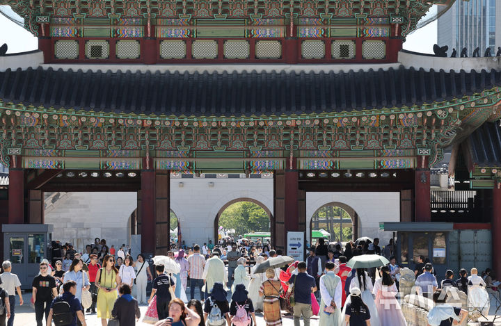 [서울=뉴시스] 김명원 기자 = 푸르른 하늘 빛의 가을날씨를 보인 29일 오전 서울 종로구 경복궁에서 관광객들이 관람을 하고 있다. 2024.09.29. kmx1105@newsis.com